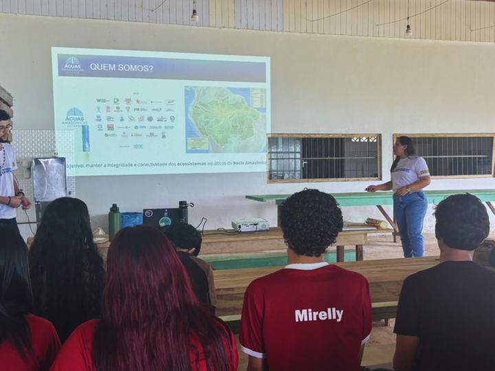 Projeto de ciência cidadã com jovens ribeirinhos inicia novo ciclo no rio Madeira