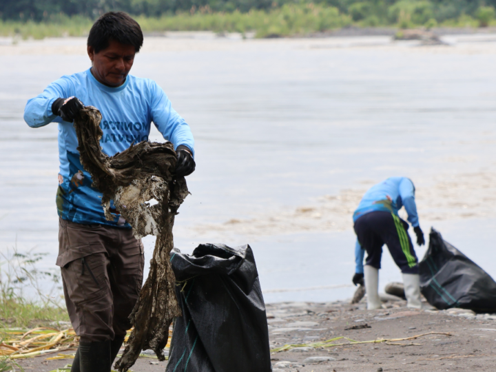 Comunidades pesqueiras e indígenas retiraram 822 kg de resíduos de rios e margens na Amazônia equatoriana
